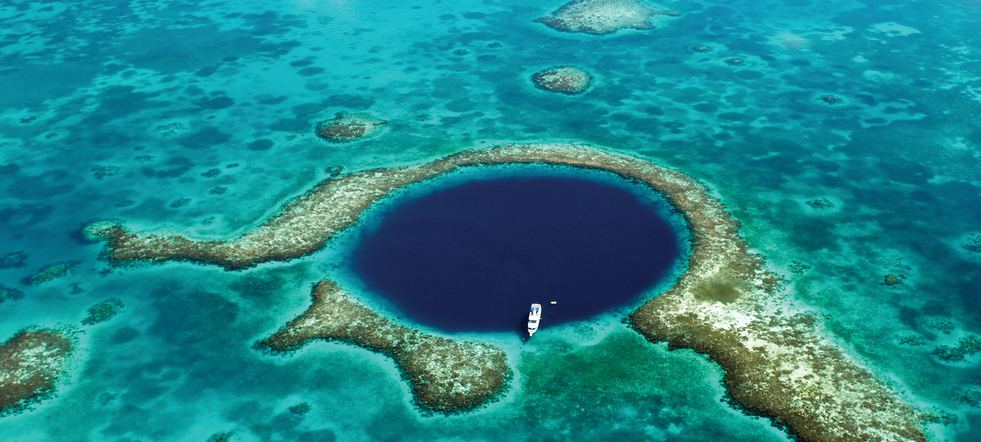 Барьерные острова. Атолл коралловый остров. Атолл Лайтхаус-риф в Белизе. Большая голубая дыра, Лайтхаус-риф. Большая голубая дыра Белиз Центральная Америка.